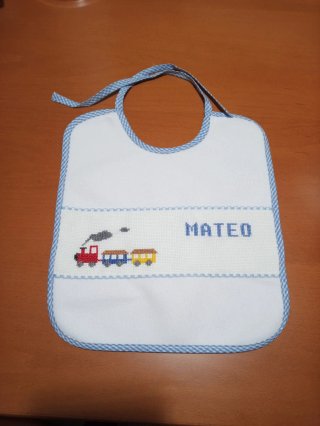 Babero personalizado bordado Mateo
