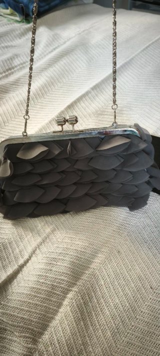 Bolso de gris y cinturón con flor