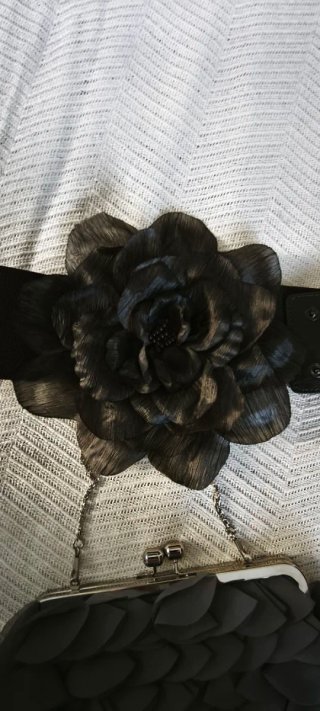 Bolso de gris y cinturón con flor