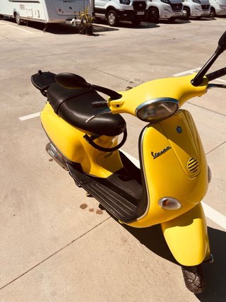 Vespa ET2 Amarilla Recién Pintada