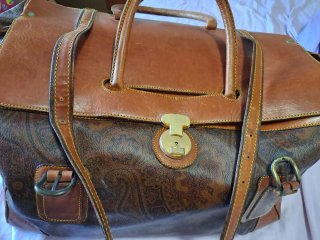 Bolso de viaje de cuero marrón y multicolor