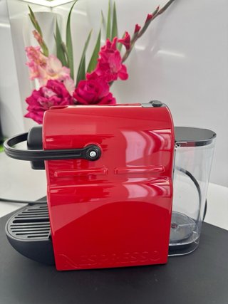 Cafetera Nespresso Inissia Roja