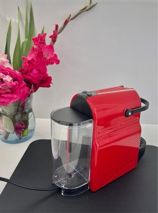 Cafetera Nespresso Inissia Roja