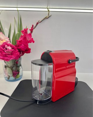 Cafetera Nespresso Inissia Roja