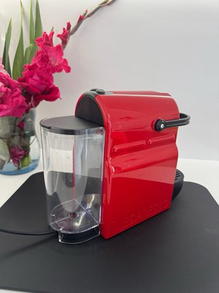 Cafetera Nespresso Inissia Roja