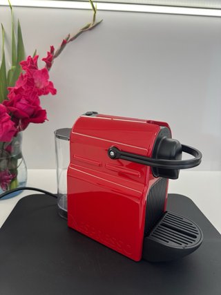 Cafetera Nespresso Inissia Roja