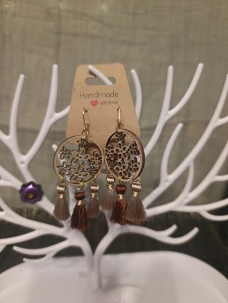 Pendientes hechos a mano con peces dorados