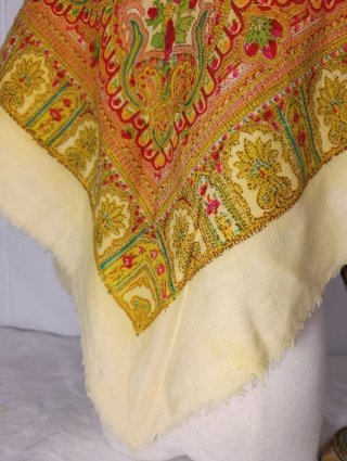 MUY ANTIGUO PAÑUELO LANA INDUMENTARIA