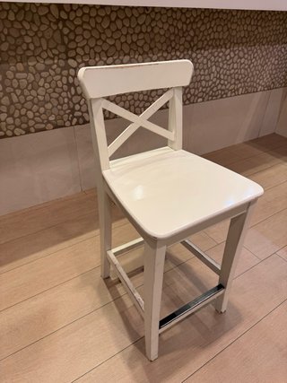 Sillas y taburetes de madera beige/blancas