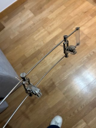 Lámpara de techo plateada y blanca