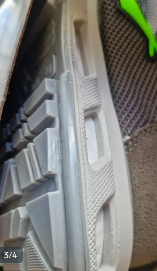 Botas de seguridad grises y verdes