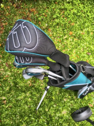 Palos de golf Junior Wilson con bolsa y carrito
