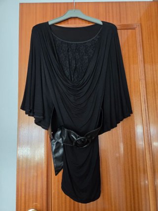 Camiseta negra con encaje y cinturón