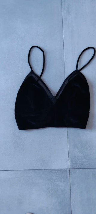 Top crop negro con detalles de tul