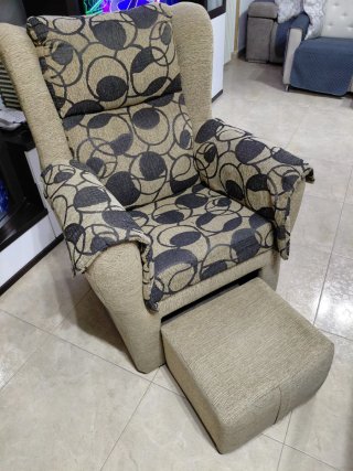 Divano comodo con pouf incluso