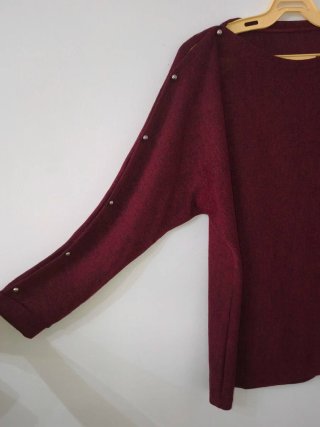 Blusa roja con botones en mangas