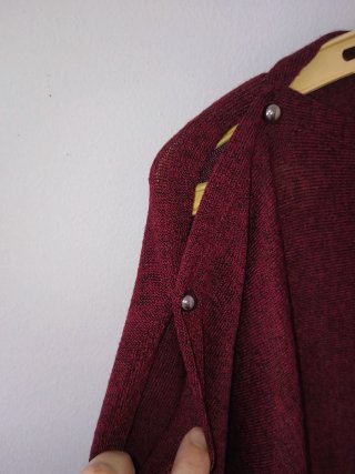 Blusa roja con botones en mangas