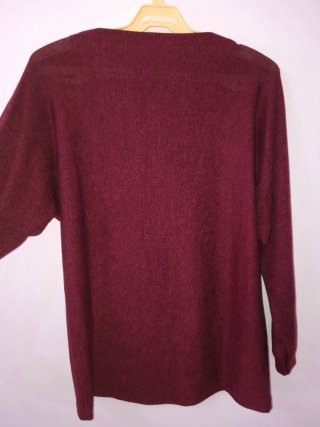 Blusa roja con botones en mangas