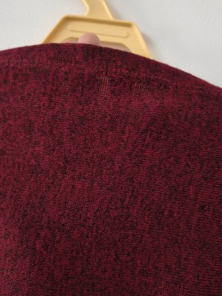 Blusa roja con botones en mangas