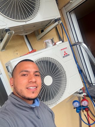 Mantenimiento aires acondicionados  Ayudante