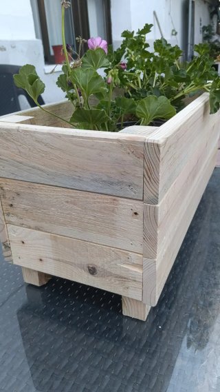 Jardinera artesanal de madera