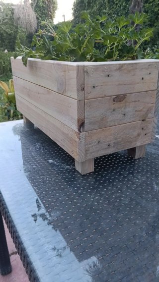 Jardinera artesanal de madera