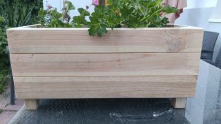 Jardinera artesanal de madera