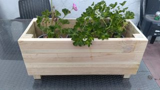 Jardinera artesanal de madera