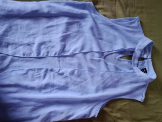 Camiseta celeste con capa