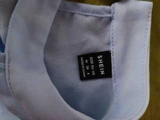Camiseta celeste con capa