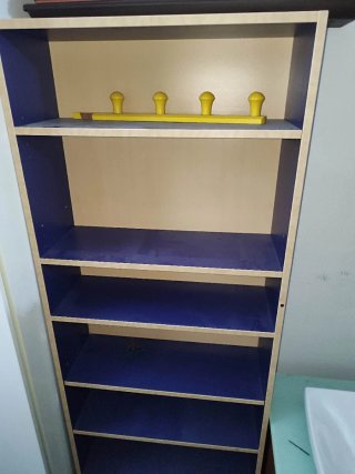 Dos estanterías con perchero de regalo