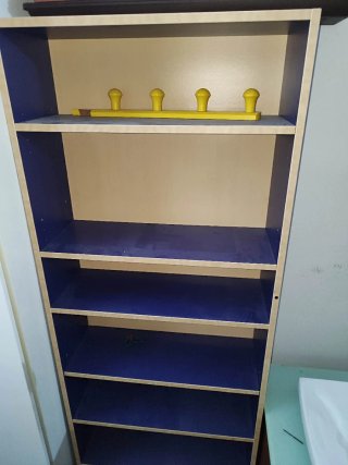 Dos estanterías con perchero de regalo