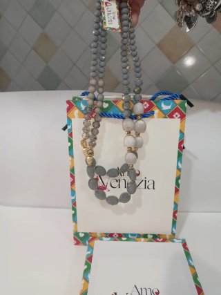 Collana Amò Venezia metallo con pietre grigie.