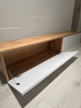 Mueble TV madera y blanco