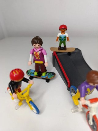 Playmobil Conjunto Muñecos Bicis y Skate