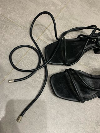 Sandalias tacón negras con cuerdas