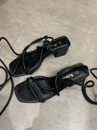 Sandalias tacón negras con cuerdas