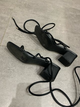 Sandalias tacón negras con cuerdas