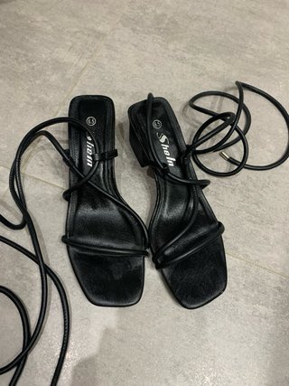 Sandalias tacón negras con cuerdas