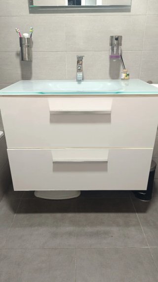 Mueble baño blanco colgante con lavabo negro