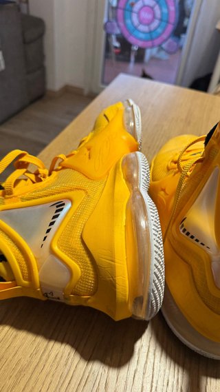 Nike Lebron 19 Talla 45.5 Amarillas Como nuevas.
