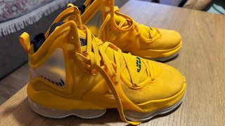 Nike Lebron 19 Talla 45.5 Amarillas Como nuevas.