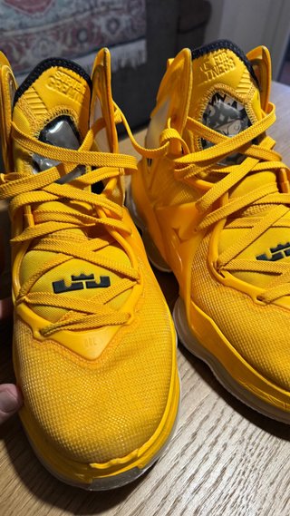 Nike Lebron 19 Talla 45.5 Amarillas Como nuevas.