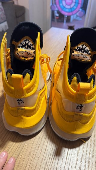 Nike Lebron 19 Talla 45.5 Amarillas Como nuevas.