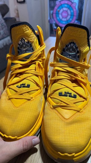 Nike Lebron 19 Talla 45.5 Amarillas Como nuevas.