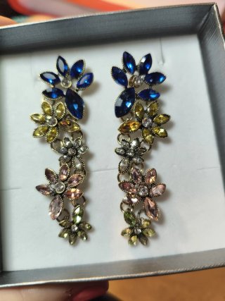 Pendientes largos con piedras preciosas