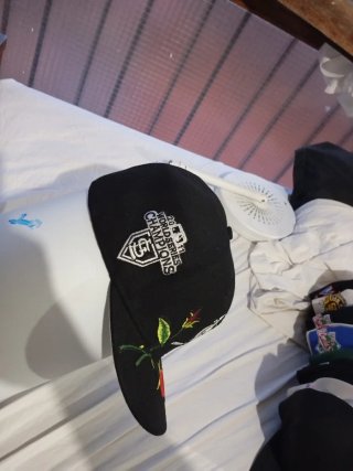 Gorra bordada negra con pájaro y flores