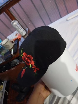 Gorra bordada negra con pájaro y flores