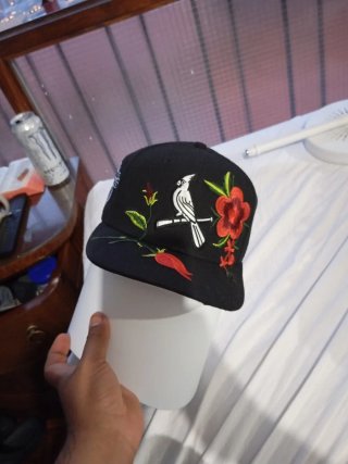Gorra bordada negra con pájaro y flores