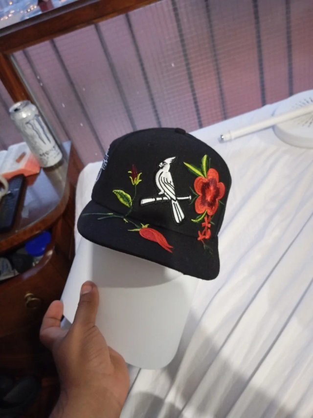 Gorra bordada negra con pájaro y flores